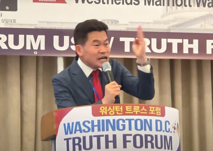 [뉴시스] 13일 미국 워싱턴DC에서 열린 '워싱턴 트루스 포럼' 행사서 전한길 씨가 자신의 유튜브가 수익 정지 조치 당했다고 주장했다. (사진 = '전한길 뉴스1waynews' 유튜브 캡처) 2025.09.15. *재판매 및 DB 금지