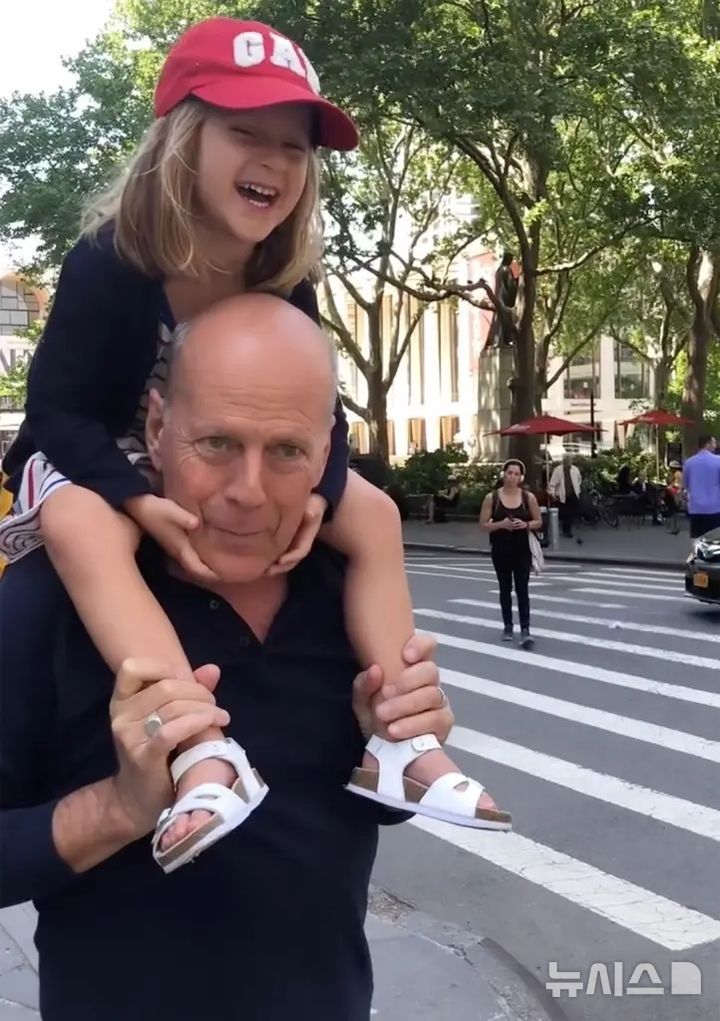 [서울=뉴시스]브루스 윌리스와 그의 딸. (사진출처: 엠마 헤밍 윌리스 인스타그램) 2025.09.15.