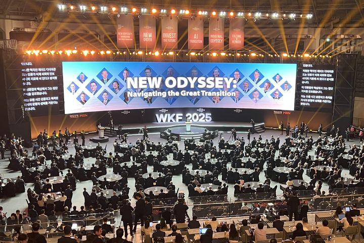 지난 9일 장충아레나에서 열린 세계지식포럼 2025 개막 행사에서 AI 동시통역 솔루션 라이브 트랜스레이션이 도입된 모습 (사진=플리토 제공) *재판매 및 DB 금지