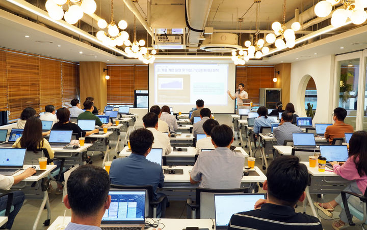 [대전=뉴시스]대전테크노파크는 전 직원을 대상으로 인공지능(AI) 활용 역량 강화를 위한 최신 AX 트렌드 및 분석 교육을 실시했다. 2025. 09. 15 photo@newsis.com *재판매 및 DB 금지