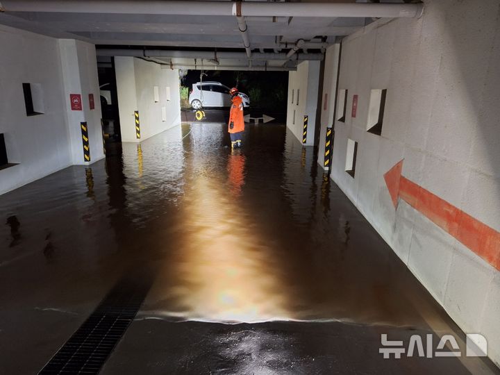 [제주=뉴시스] 14일 오후 제주시 한경면의 한 주차장에서 침수 피해가 발생해 소방당국이 배수 지원을 전개하고 있다. (사진=제주소방안전본부 제공) 2025.09.15. photo@newsis.com