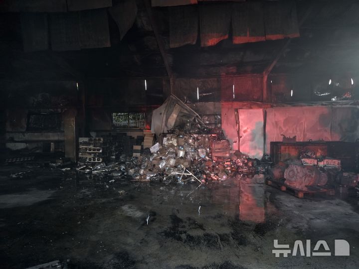 [제주=뉴시스] 15일 오전 제주 서귀포시 토평동의 한 창고에서 화재가 발생해 소방당국이 진화 작업을 벌이고 있다. (사진=제주소방안전본부 제공) 2025.09.15. photo@newsis.com 