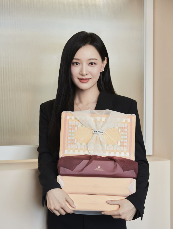 [서울=뉴시스] LG생활건강의 궁중 피부과학 럭셔리 코스메틱 브랜드 더후가 2025년 추석을 맞아 '공진향 궁중세트' 등 선물세트 라인업을 선보였다고 15일 밝혔다. (사진=LG생활건강 제공) *재판매 및 DB 금지