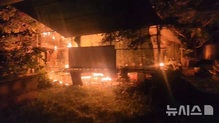 [제주=뉴시스] 14일 오후 제주시 조천읍의 한 창고에서 화재가 발생해 소방당국이 진화 작업에 나서고 있다. (사진=제주소방안전본부 제공) 2025.09.15. photo@newsis.com 