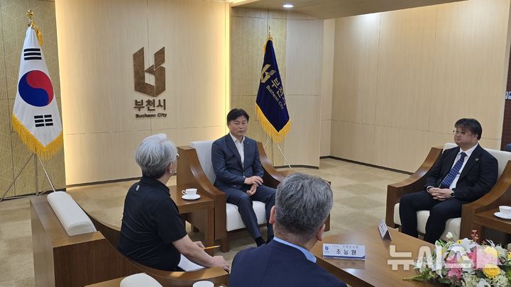 [부천=뉴시스] 조용익 경기 부천시장이 국제표준 안전보건경영시스템 ISO 45001 인증 추진을 위한 본심사 과정에서 면담을 진행하고 있다. (사진=부천시 제공) 2025.09.15. photo@newsis.com