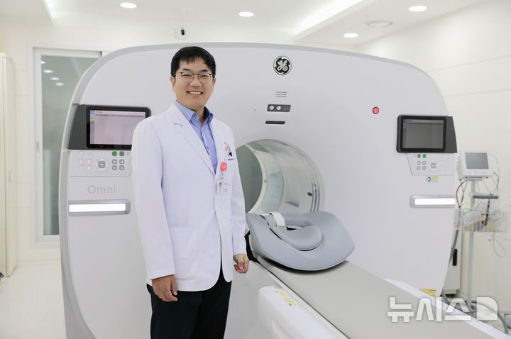 [서울=뉴시스] 이석현 한림대강남성심병원 영상의학과 교수가 3세대 디지털 PET-CT를 설명하고 있다. (사진= 한림대강남성심병원 제공)