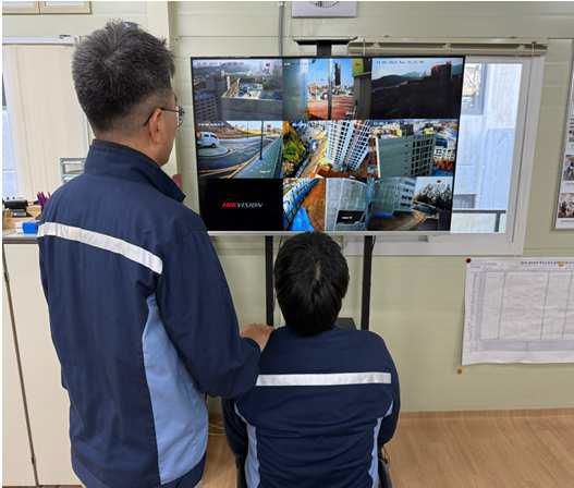[서울=뉴시스] 현장 근로자들이 건설현장 폐쇄회로(CC)TV 모니터링을 진행하는 모습. 2025.09.15. (사진=한국토지주택공사 제공) photo@newsis.com *재판매 및 DB 금지