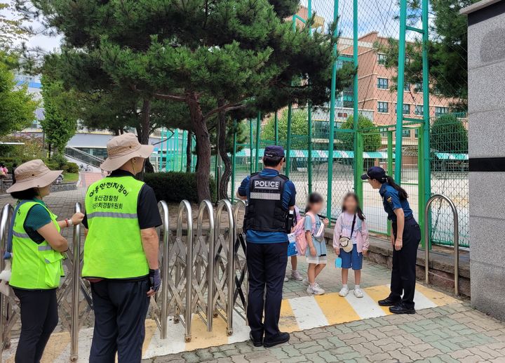 [울산=뉴시스] 박수지 기자 = 울산경찰청과 아동안전지킴이가 초등학생 대상 납치 등 범죄를 예방하기 위해 순찰 중이다. (사진=울산경찰청 제공) 2025.09.15. photo@newsis.com *재판매 및 DB 금지