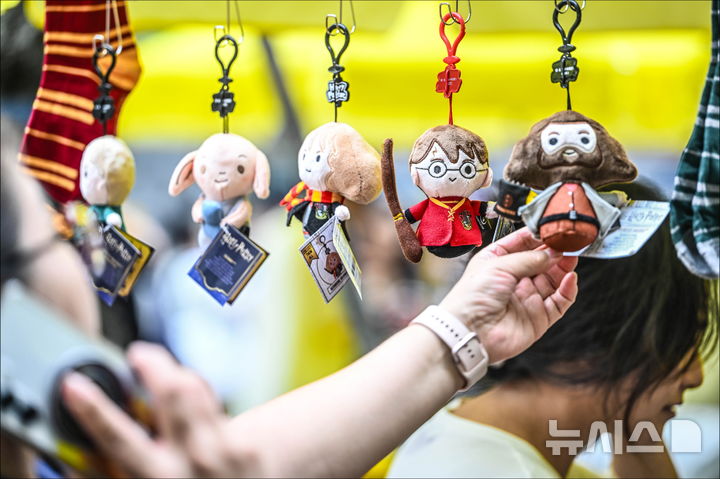 [서울=뉴시스]올해 첫 '서울아트굿즈페스티벌'이 지난 13~14일 세종문화회관 야외 공간에서 개최됐다. (사진=세종문화회관 제공)