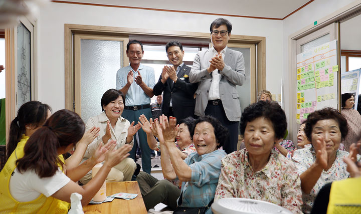 [함평=뉴시스] 전남 함평군의 '황금마차 나비장터' 개소를 축하하기 위해 송미령 농식품부 장관과 이상익 함평군수 등이 지난 12일 해보면 상모마을을 방문해 주민들과 대화하고 있다. (사진=함평군 제공) photo@newsis.com *재판매 및 DB 금지