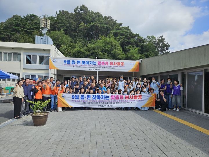 [진주=뉴시스]진주시, 명석면에서 ‘9월 찾아가는 맞춤형 봉사활동’ 실시.(사진=진주시 제공).2025.09.15.photo@newsis.com *재판매 및 DB 금지