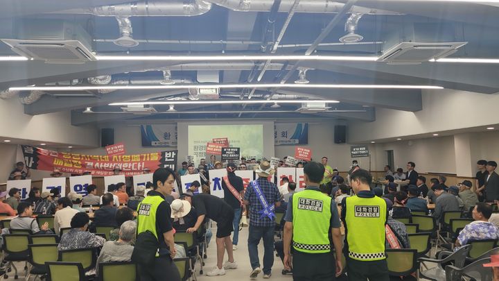 [천안=뉴시스] 최영민기자=15일 충남 천안시 병천면 지역문화센터에서 열린 동면 폐기물매립시설 주민공청회에서 반대 측 주민들 다수가 단상에 올라 자신들의 주장을 펴고 있다. 2025.09.15 ymchoi@newsis.com *재판매 및 DB 금지