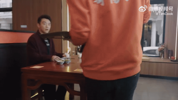 [서울=뉴시스] 팀 쿡 애플 최고경영자(CEO)는 지난해 3월20일 애플스토어 징안점 개장을 맞아 중국을 찾았다. 그가 웨이보 계정에 올린 영상에는 젓가락을 능숙하게 이용해 상하이 딤섬을 먹고 두유를 마시는 모습을 보였다. (영상=팀 쿡 애플 CEO 웨이보 캡처) *재판매 및 DB 금지