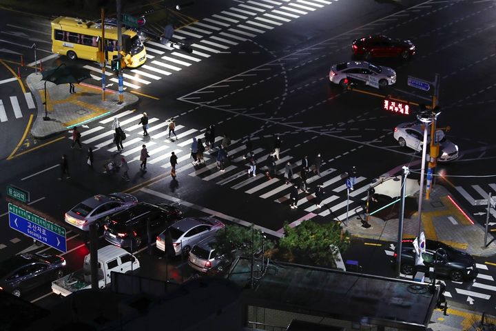 [서울=뉴시스]왕십리역오거리 스마트횡단보도.