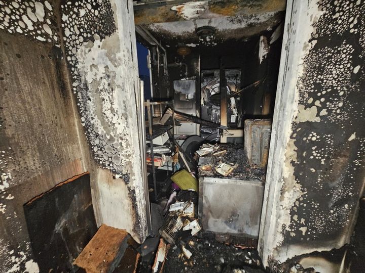 [평택=뉴시스] 불이 난 세탁실 내부 모습. (사진=경기도소방재난본부 제공) 2025.09.15. photo@newsis.com *재판매 및 DB 금지