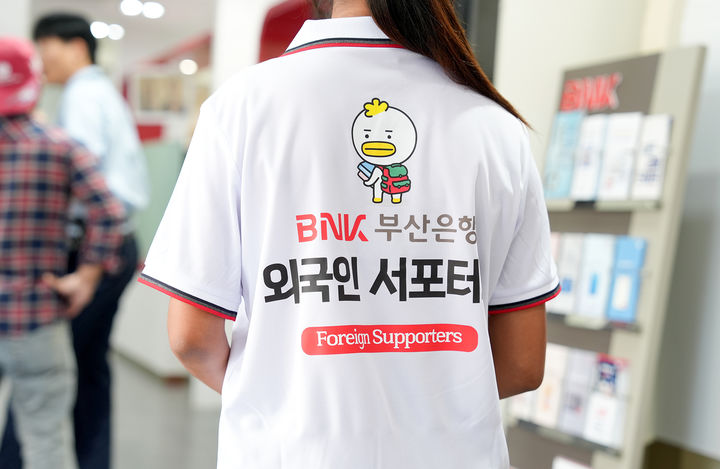 [부산=뉴시스] BNK부산은행은 외국인 고객의 금융 편의성을 높이기 위해 부산지역 대학 내 영업소와 외국인 주민 밀집 지역 등 총 13개 영업점에 'BNK부산은행 외국인 서포터즈'를 배치한다고 15일 밝혔다. (사진=부산은행 제공) 2025.09.15. photo@newsis.com *재판매 및 DB 금지