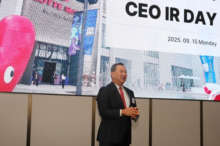15일 서울 잠실 시그니엘 서울에서 열린 롯데쇼핑 'CEO IR DAY'에서 김상현 롯데쇼핑 대표이사 부회장이 참석자 100여명에게 롯데쇼핑 전략을 발표하고 있다.(사진=롯데쇼핑 제공) *재판매 및 DB 금지