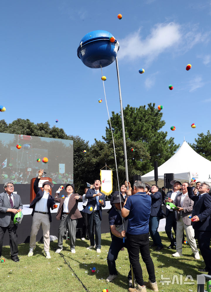 [제주=뉴시스] '제13회 4·3유족 한마음대회'가 14일 제주4·3평화교육센터에서 열려 아픔을 희망으로 바꾸는 세대 간 축제의 장으로 진행했다. (사진=제주도 제공) 2025.09.15. photo@newsis.com