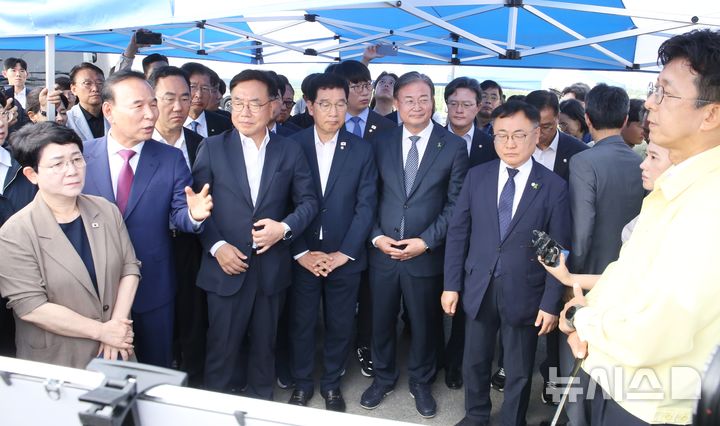 [청주=뉴시스] 서주영 기자 = 오송 참사 국정조사를 벌이는 국회 행정안전위원회 의원들이 15일 참사 현장인 청주시 흥덕구 오송읍 궁평2지하차도를 찾아 현장 조사를 하고 있다. 2025.09.15. juyeong@newsis.com