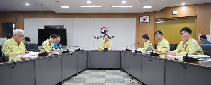 [세종=뉴시스]아프리카돼지열병 중앙사고수습본부가 15일 관계부처와 지자체가 참여하는 중수본 회의를 개최해 아프리카돼지열병 발생 상황과 방역 대책을 점검하고 있다. (사진=농림축산식품부 제공) *재판매 및 DB 금지