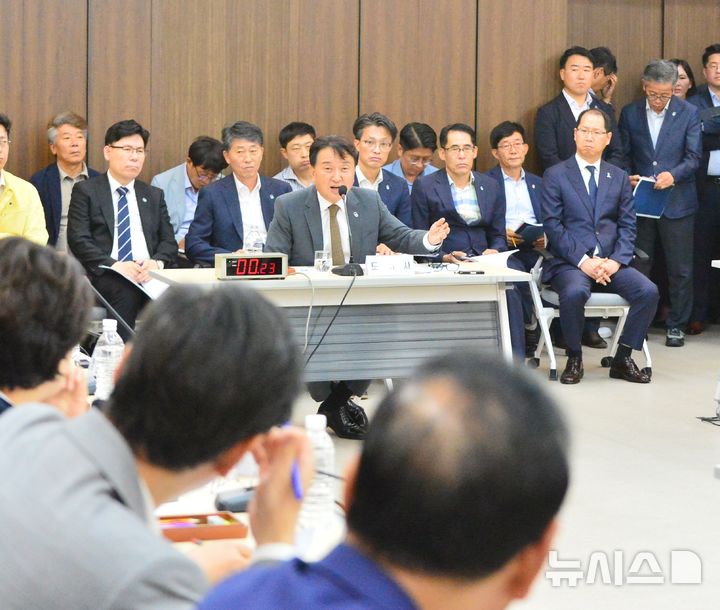 [청주=뉴시스] 서주영 기자 = 김영환 충북도지사가 15일 충북도의회에서 열린 국회 행정안전위원회의 오송 지하차도 참사 진상 규명 및 재발방지 대책마련을 위한 국정조사에서 의원 질의에 답하고 있다. 2025.09.15. juyeong@newsis.com