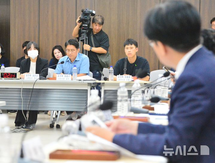 [청주=뉴시스] 서주영 기자 = 오송참사 유가족이 15일 충북도의회에서 참사 국정조사를 벌이는 국회 행정안전위원회 의원들과 간담회를 하고 있다. 2025.09.15. juyeong@newsis.com