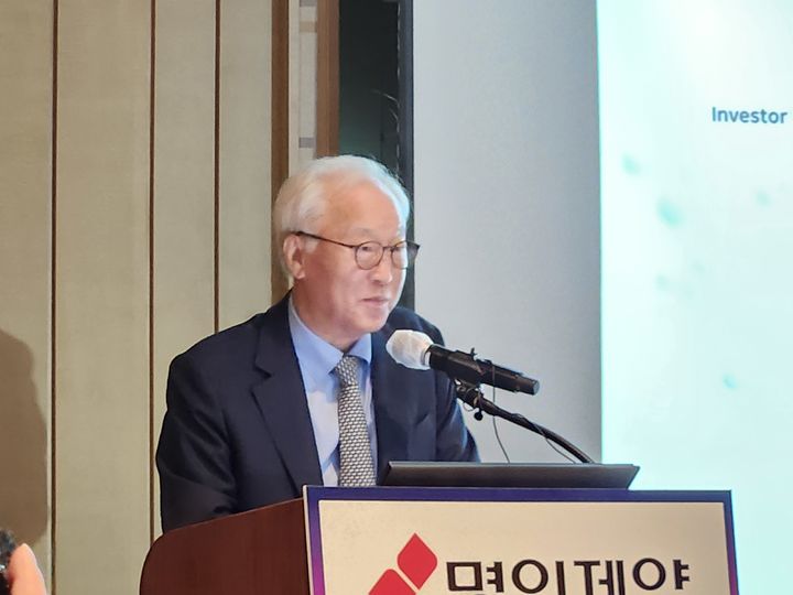 [서울=뉴시스] 이승주 기자=이행명 대표이사가 15일 명인제약 IPO 기자간담회에서 인사 하는 모습. 2025.09.15. heyjude@newsis.com *재판매 및 DB 금지