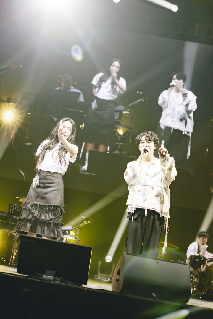 [서울=뉴시스] 이영지, 호시노 겐. (사진 = 아뮤즈 제공) 2025.09.15. photo@newsis.com *재판매 및 DB 금지