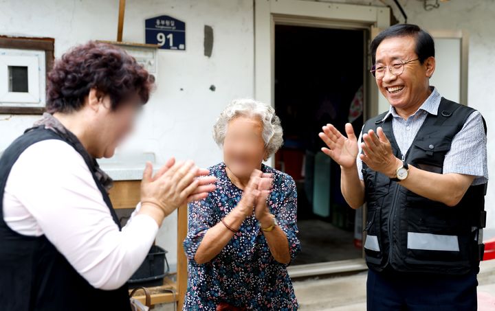 지역 노인 돌보는 김문근(오른쪽) 단양군수 *재판매 및 DB 금지