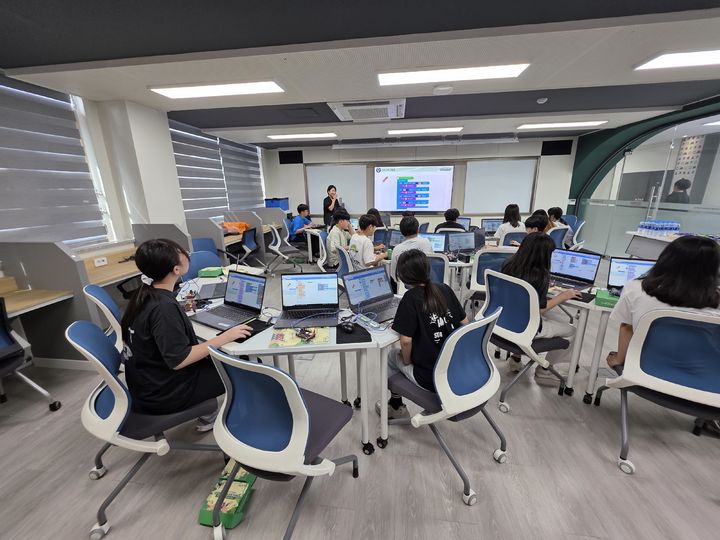 [대구=뉴시스]대구시 달성군 달성중학교 학교복합시설 ‘달성이룸캠프’에서 지역 초등학생들을 위한 교과연계 통학형 코딩교육을 하는 모습이다(사진=달성군 제공) 2025.09.15 photo@newsis.com *재판매 및 DB 금지