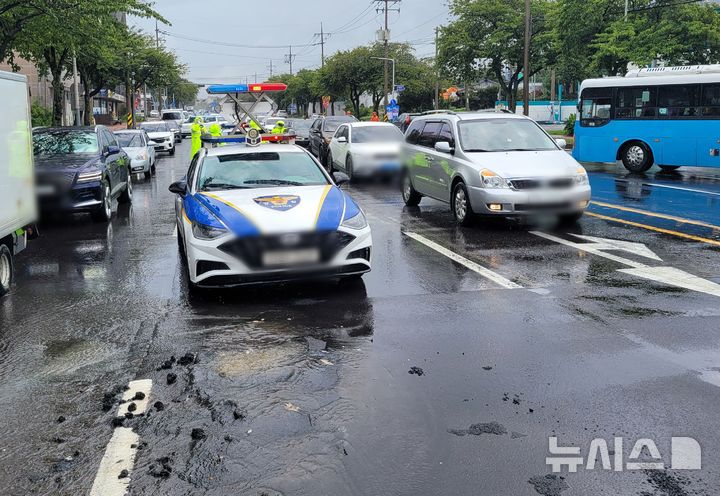 [제주=뉴시스] 호우주의보가 내려진 15일 오전 제주시 오라3동에서 땅꺼짐 현상이 발생해 경찰과 소방당국이 안전조치에 나서고 있다. (사진=제주소방안전본부 제공) 2025.09.15. photo@newsis.com