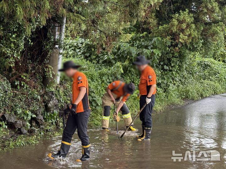 [제주=뉴시스] 호우특보가 내려진 15일 오전 제주시 애월읍 광령리의 한 도로가 침수돼 소방당국이 안전조치에 나서고 있다. (사진=제주소방안전본부 제공) 2025.09.15. photo@newsis.com 