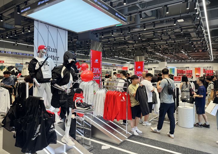 [대구=뉴시스] 롯데아울렛 이시아폴리스점은 13일 대구·경북 최대 규모의 '뉴발란스' 메가숍을 리뉴얼 오픈했다. (사진 = 롯데백화점 제공) 2025.09.15. photo@newsis.com *재판매 및 DB 금지