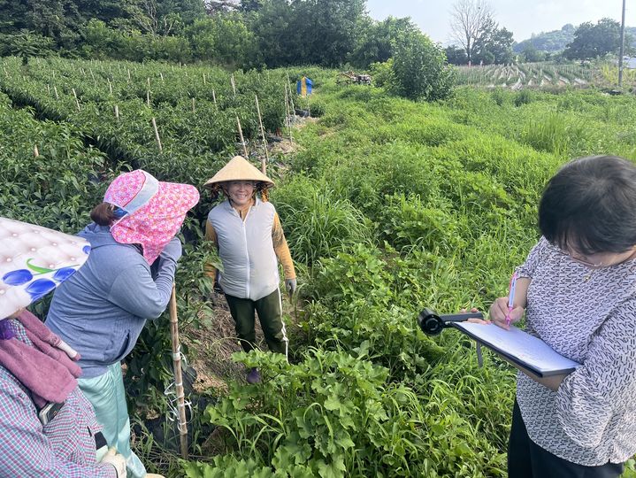 [정읍=뉴시스] 정읍지역 외국인계절근로자의 인권과 안전을 살피고자 현장에 나간 점검반이 근로자들과 대화를 나누고 있다. *재판매 및 DB 금지