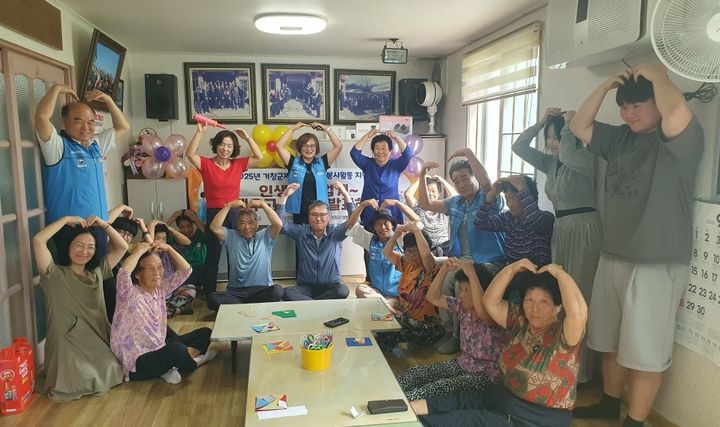 [거창=뉴시스] 거창군 생활공감정책참여단.가조면에서 재능나눔 봉사활동 (사진=거창군 제공) 2025. 09. 15. photo@newsis.com *재판매 및 DB 금지