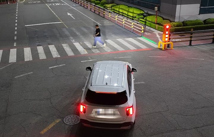 [창원=뉴시스] 강경국 기자 = ㈜휴먼디펜스의 스마트 보행자 지킴이 신호등. (사진=휴먼디펜스 제공). 2025.09.15. photo@newsis.com *재판매 및 DB 금지