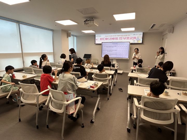 [대구=뉴시스] 대구 동구청소년상담복지센터는 디지털미디어피해청소년 회복지원사업 '미디어 라이트 업'을 진행했다. (사진=대구 동구 제공) 2025.09.15. photo@newsis.com *재판매 및 DB 금지