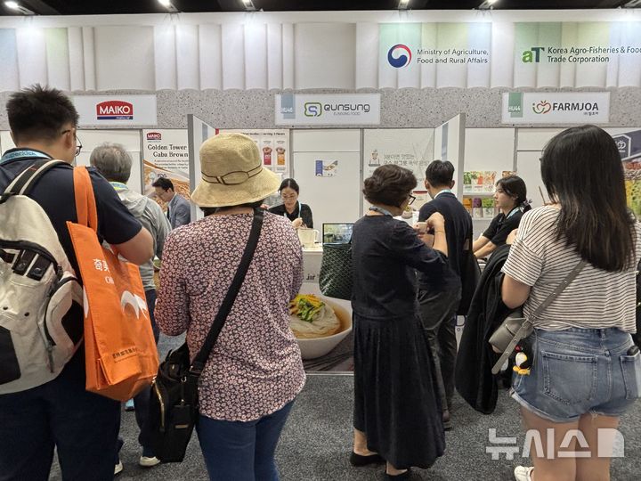 [전주=뉴시스] 호주 시드니 국제컨벤션센터(ICC Sydney)에서 열린 호주 대표 식품 박람회 'Fine Food Australia 2025' 전북공동관 현장 모습. (사진= 전북바이오융합산업진흥원 제공) *재판매 및 DB 금지