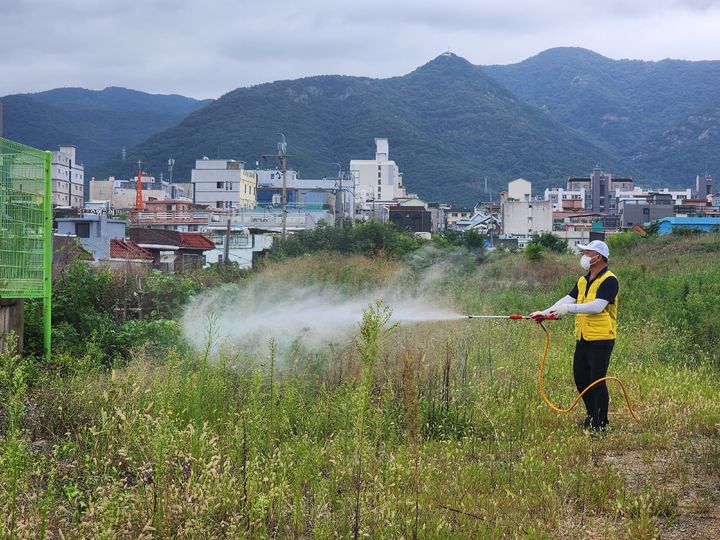 [대구=뉴시스] 대구 남구는 재건축 재개발 구역의 주민들이 겪고 있는 불편 사항을 해소하기 위해 드론을 활용한 특별방역과 쓰레기 수거 작업을 실시했다. (사진=대구 남구 제공) 2025.09.15. photo@newsis.com *재판매 및 DB 금지