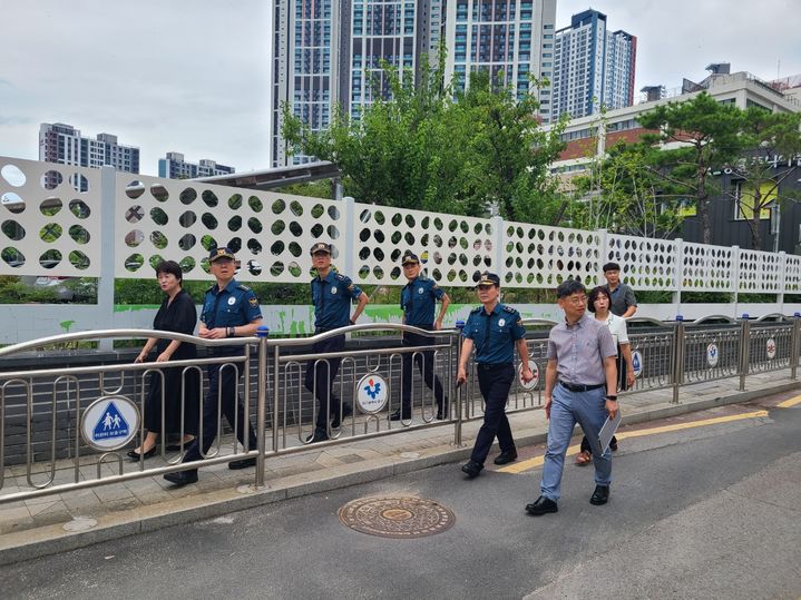 [대구=뉴시스] 대구중부경찰서는 중구 수창초등학교 주변 등하굣길 안전 점검을 실시했다. (사진=대구 중부경찰서 제공) 2025.09.15. photo@newsis.com *재판매 및 DB 금지