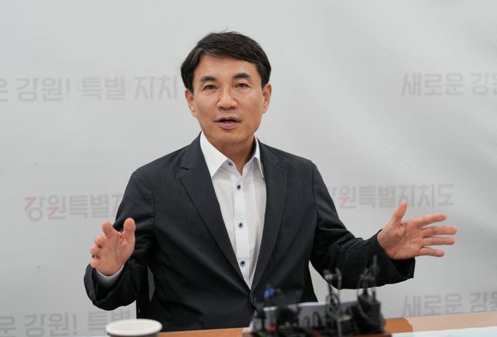 [춘천=뉴시스] 15일 김진태 지사는 이날 기자간담회를 통해 “주말에 강릉에 모처럼 비다운 비가 내려 저수율이 당분간 더 오를 것으로 기대된다”며, “그러나 아직 충분한 양은 아니므로 재난사태 대응을 지속적으로 유지하고 추가 용수확보에도 최선을 다하겠다”고 말했다.. 강원특별자치도 제공. *재판매 및 DB 금지