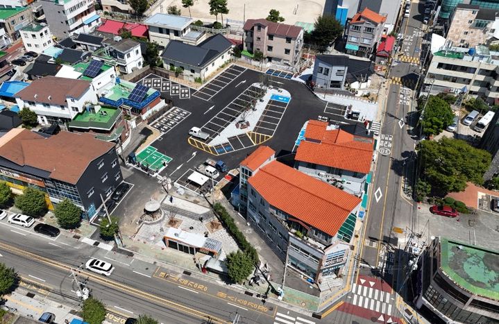 [고성(경남)=뉴시스] 신정철 기자= 경남 고성군은 고성읍 성내리 125-1번지 일원에 54면의 성내공영주차장을 조성하고 15일부터 임시로 무료개방한다.사진은 성내공영주차장 전경.(사진=고성군 제공).2025.09.15. photo@newsis.com *재판매 및 DB 금지