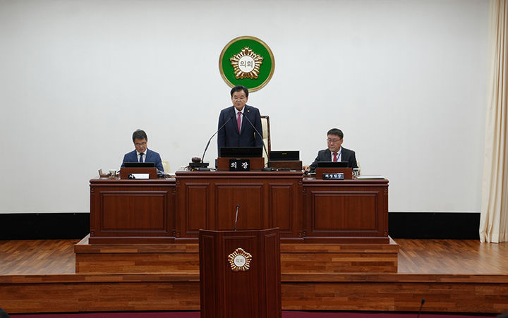 태백시의회는 15일 시의회 본회의장에서 고재창 의장이 제286회 임시회 개회를 선언하고 있다.(사진=태백시의회 제공) *재판매 및 DB 금지