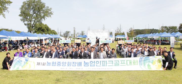 [춘천=뉴시스] 15일 강원농협은 이날 양양군 양양송이파크골프장에서 김경록 본부장, 석성균 강원특별자치도 농정국장, 등 600여명이 참석한 가운데‘제1회 농협중앙회장배 농업인 파크골프 강원예선전’을 개최했다 고 밝혔다. 농협강원본부 제공.&nbsp; *재판매 및 DB 금지