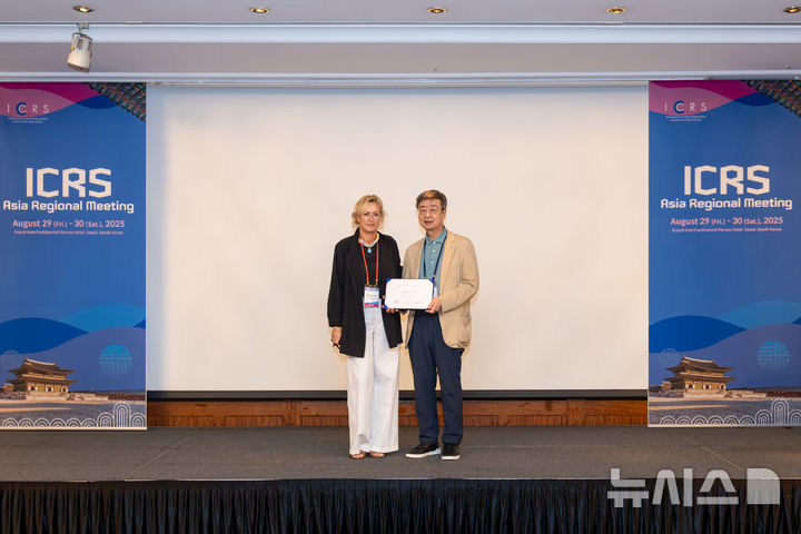 [서울=뉴시스] 고용곤 연세사랑병원장이 엘리자베타 콘 박사에게 감사패를 전달받았다. (사진= 연세사랑병원 제공)