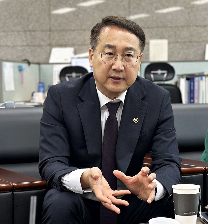 [대전=뉴시스] 15일 김인호 산림청장이 정부대전청사 기자실서 차담회를 갖고 있다. *재판매 및 DB 금지