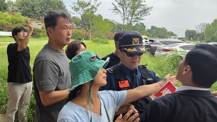 [세종=뉴시스] 송승화 기자 = 15일 세종시 한솔동 한두리대교 아래, 환경단체 '천막농성장' 인근, 집회에서 찬성과 반대를 주장하는 측이 서로 고성을 지르고 있다. 2025.09.15. ssong1007@newsis.com *재판매 및 DB 금지