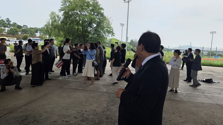 [세종=뉴시스] 송승화 기자 = 15일 세종시 한솔동 한두리대교 아래 '환경단체 천막농성장' 인근에서 열린 집회에서 소란이 일어나자 최민호 세종시장이 소리가 나는 쪽을 바라고 있다.2025.09.15. ssong1007@newsis.com *재판매 및 DB 금지