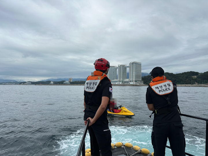 ]속초=뉴시스] 속초해경이 표류하는 보트를 구조하고 있다.(사진=속초해경 제공)photo@newsis.com *재판매 및 DB 금지