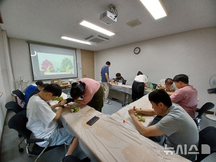 [광주=뉴시스] `LH 재능모아봉사단'이 15일 엠마우스 복지관에서 재능기부 봉사활동을 펼쳤다.